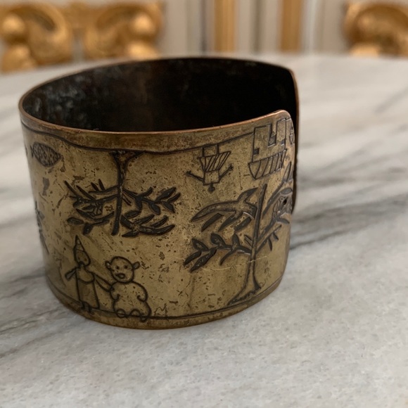 Antique Gold Tone Medal Carved Cuff - Picture 4 of 9